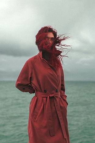 Девушка на берегу моря. Портрет