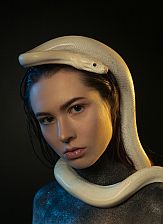 Портрет девушки с змеёй