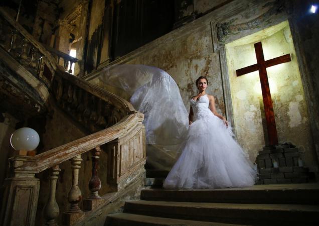 Фото невесты на лестнице