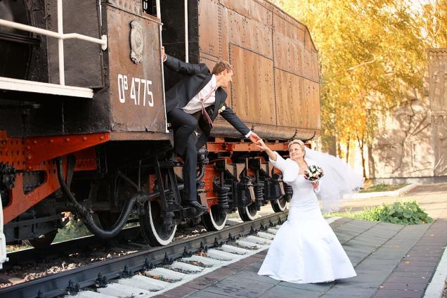Жених и невеста на паровозе
