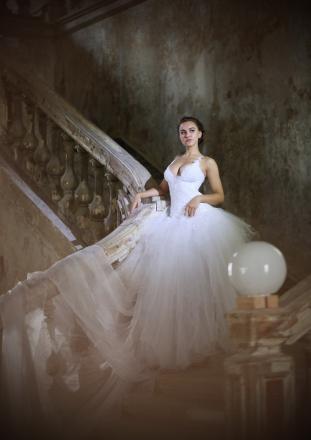 Девушка в свадебном платье на лестнице